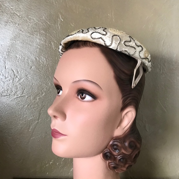 ELEGANT 1950s\' OFF WHITE SATIN BEADED JULIET CAP main image 7